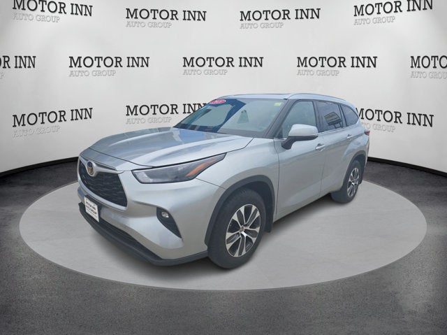2022 Toyota Highlander XLE in Celestial Silver Metallic — front three-quarter view